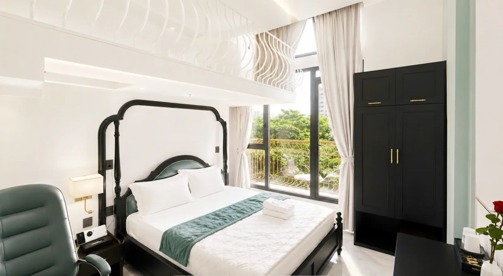 Phòng Duplex 4.3 ban công view cây xanh
